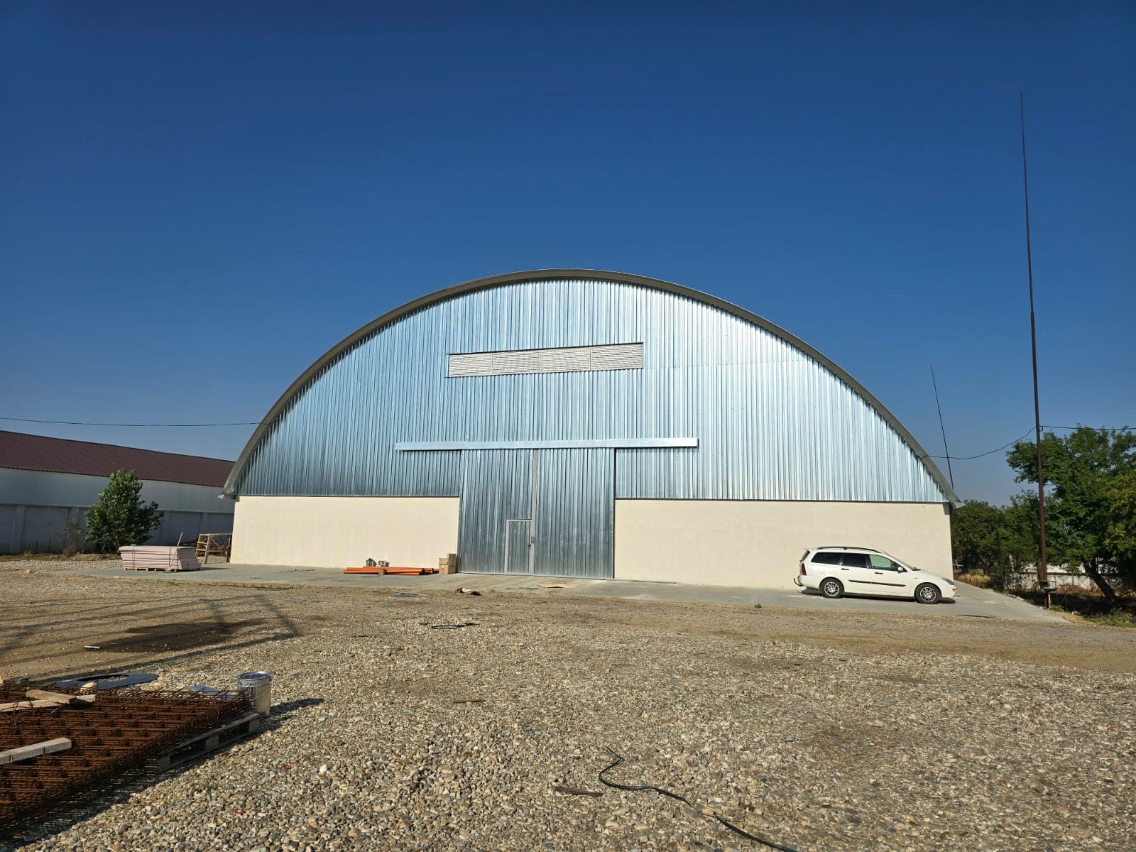 hala semirotunda caldararu